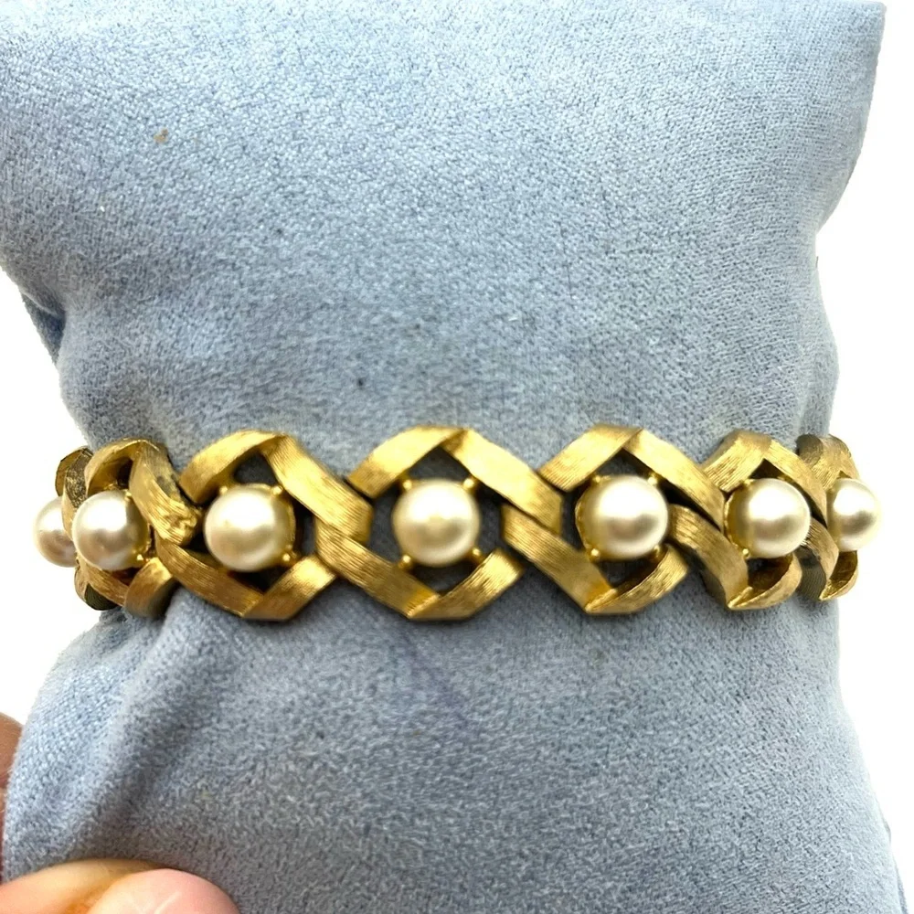 Vintage Crown Trifari Looped Pearls Brushed Gold Tone Bracelet 7 in